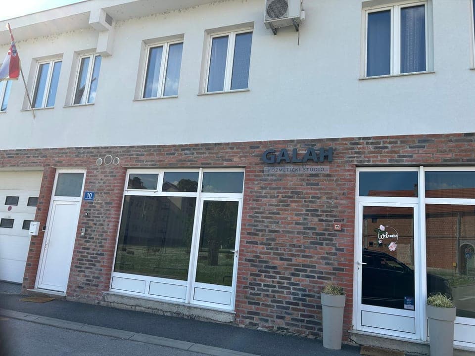 Property building, Facade/entrance, Day