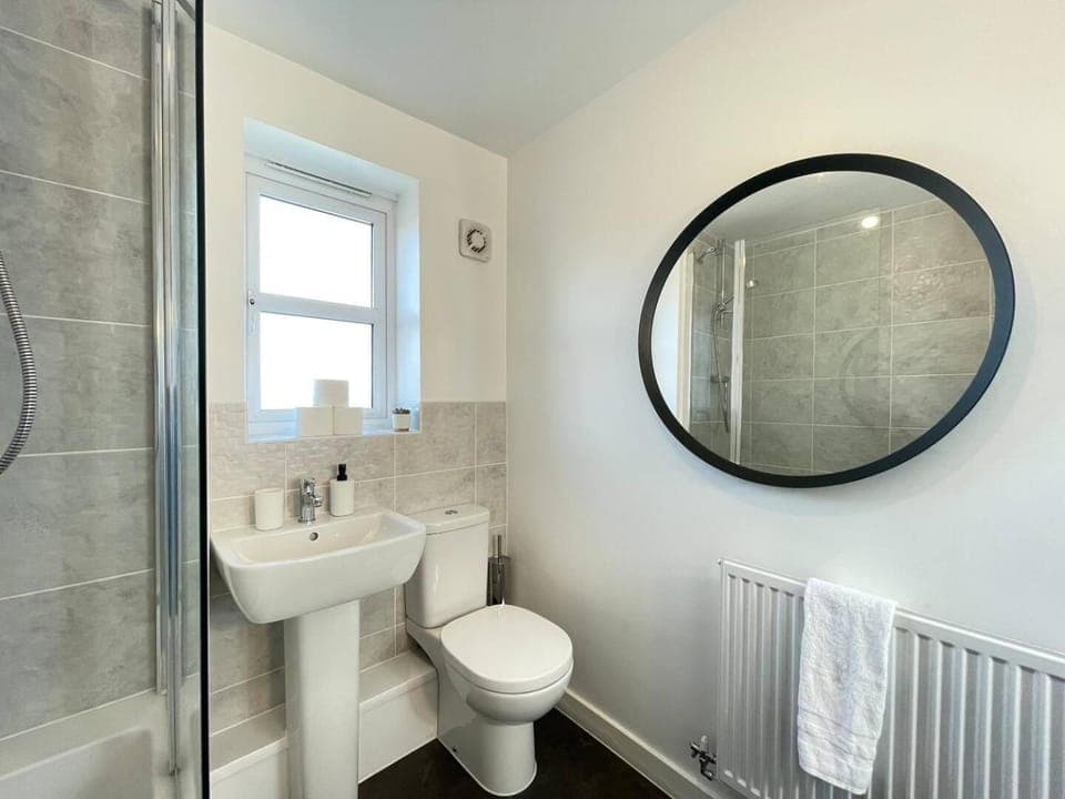 Shower, Toilet, Bathroom, towels