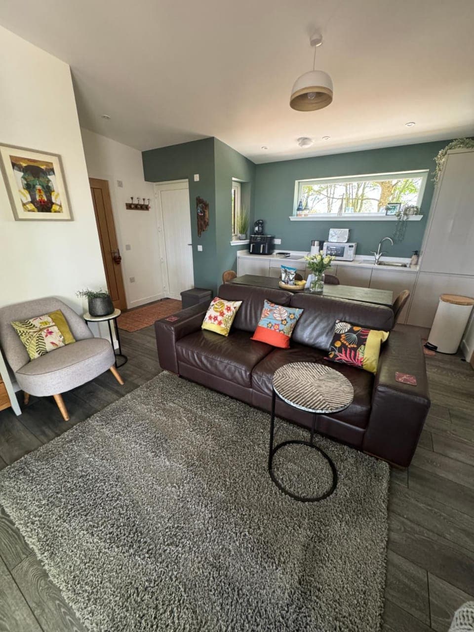 Kitchen or kitchenette, Living room, Seating area, Dining area