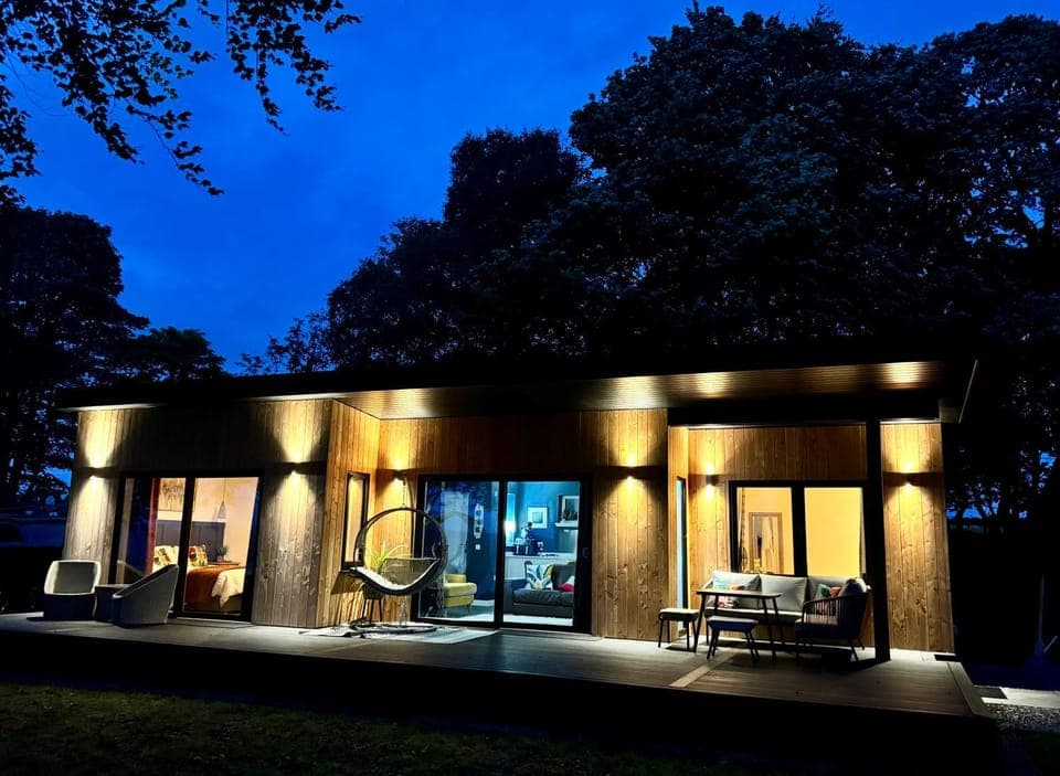 Property building, Patio, Night, Natural landscape, Garden, Living room, Seating area, Guests, Garden view, Area and facilities, group of guests, group of guests, furniture, internet