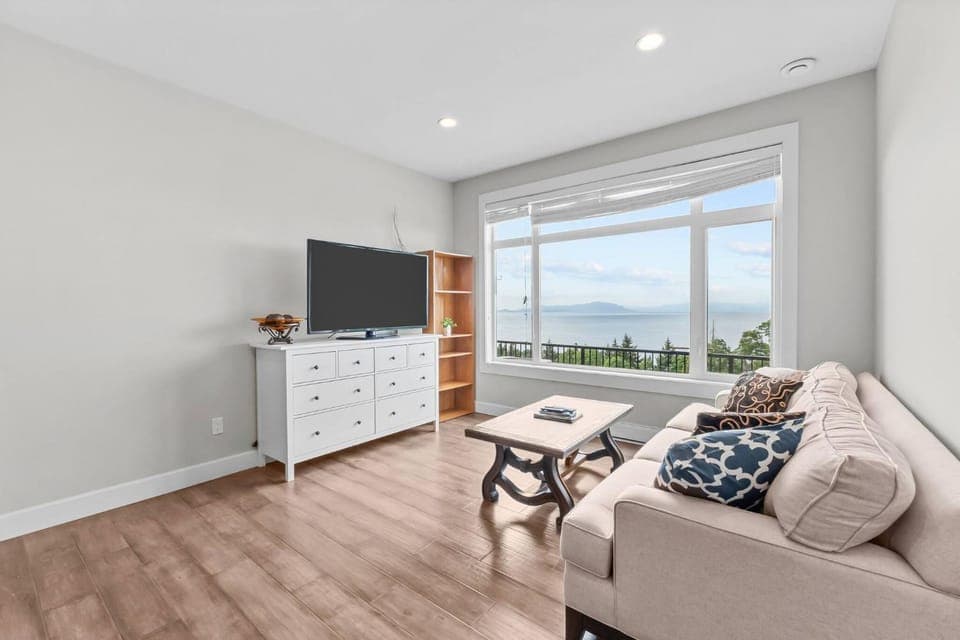 TV and multimedia, Seating area, Sea view