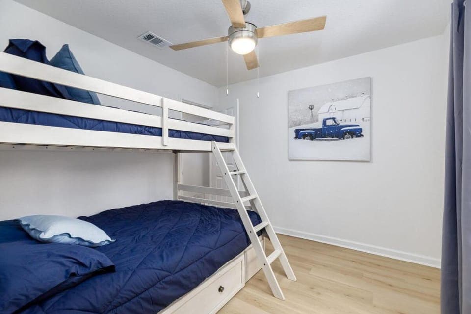 Bedroom, bunk bed