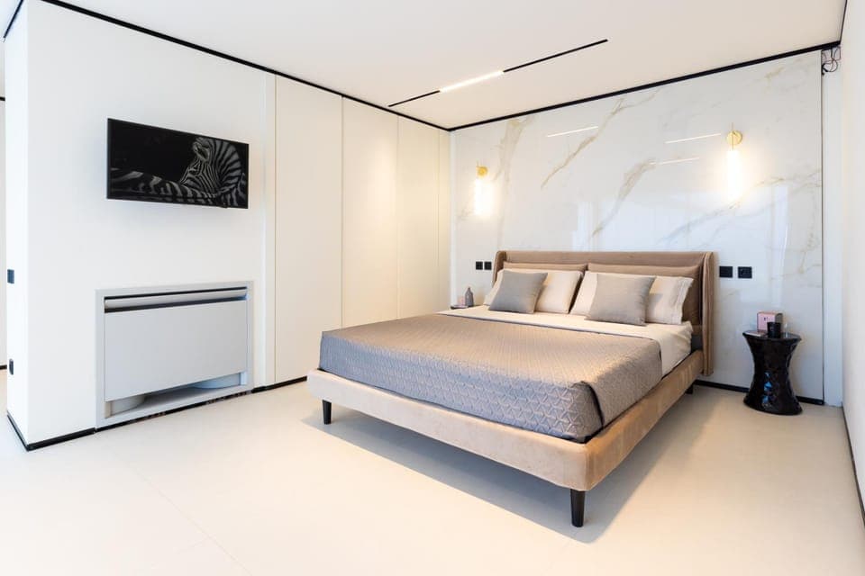 Photo of the whole room, Bedroom, wardrobe