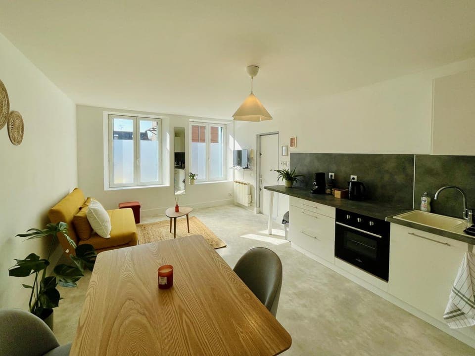 Kitchen or kitchenette, Living room, Seating area, Dining area, stove