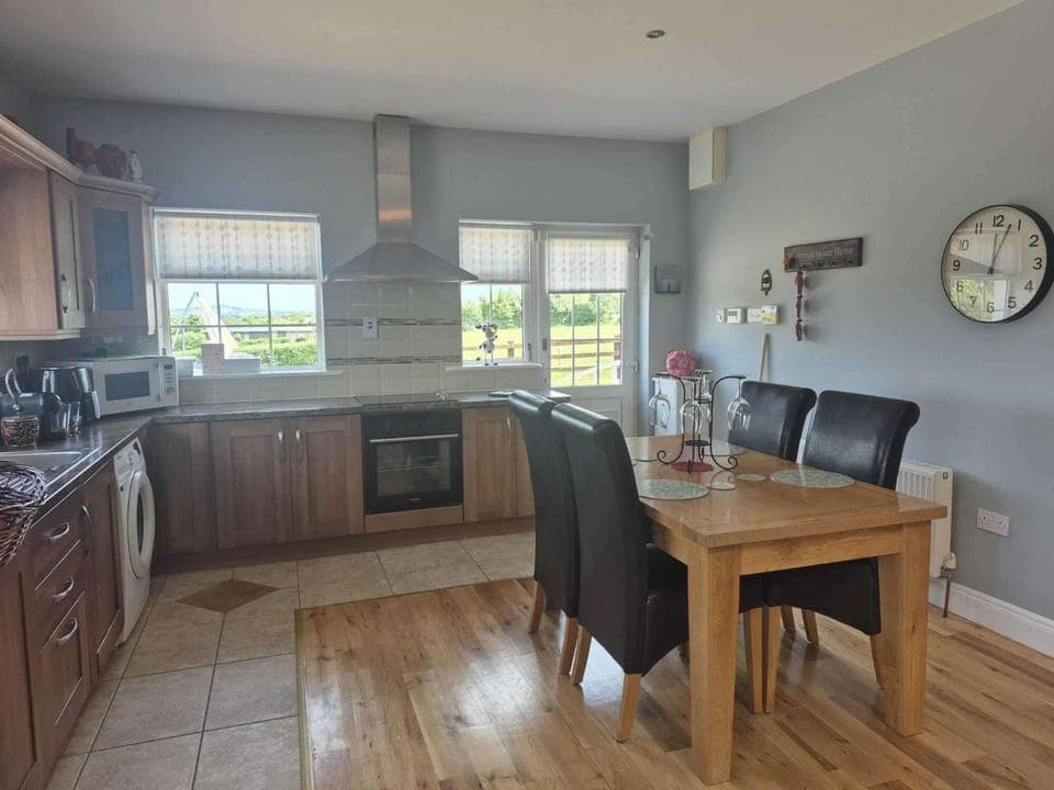 Kitchen or kitchenette, Seating area, Dining area