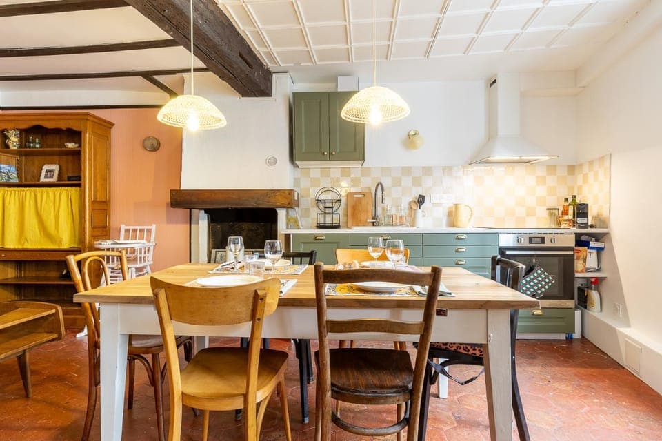 Kitchen or kitchenette, Dining area, stove