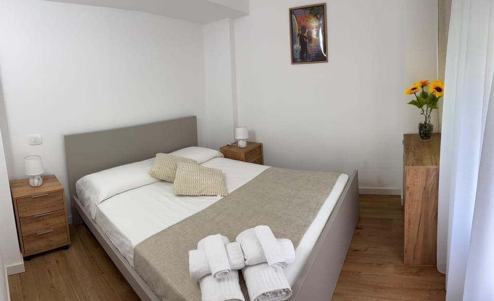 Bed, Photo of the whole room, Bedroom, towels