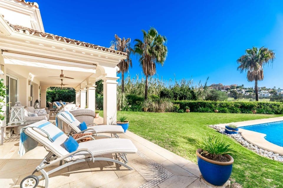 Property building, Day, Garden, Garden view, Swimming pool, sunbed