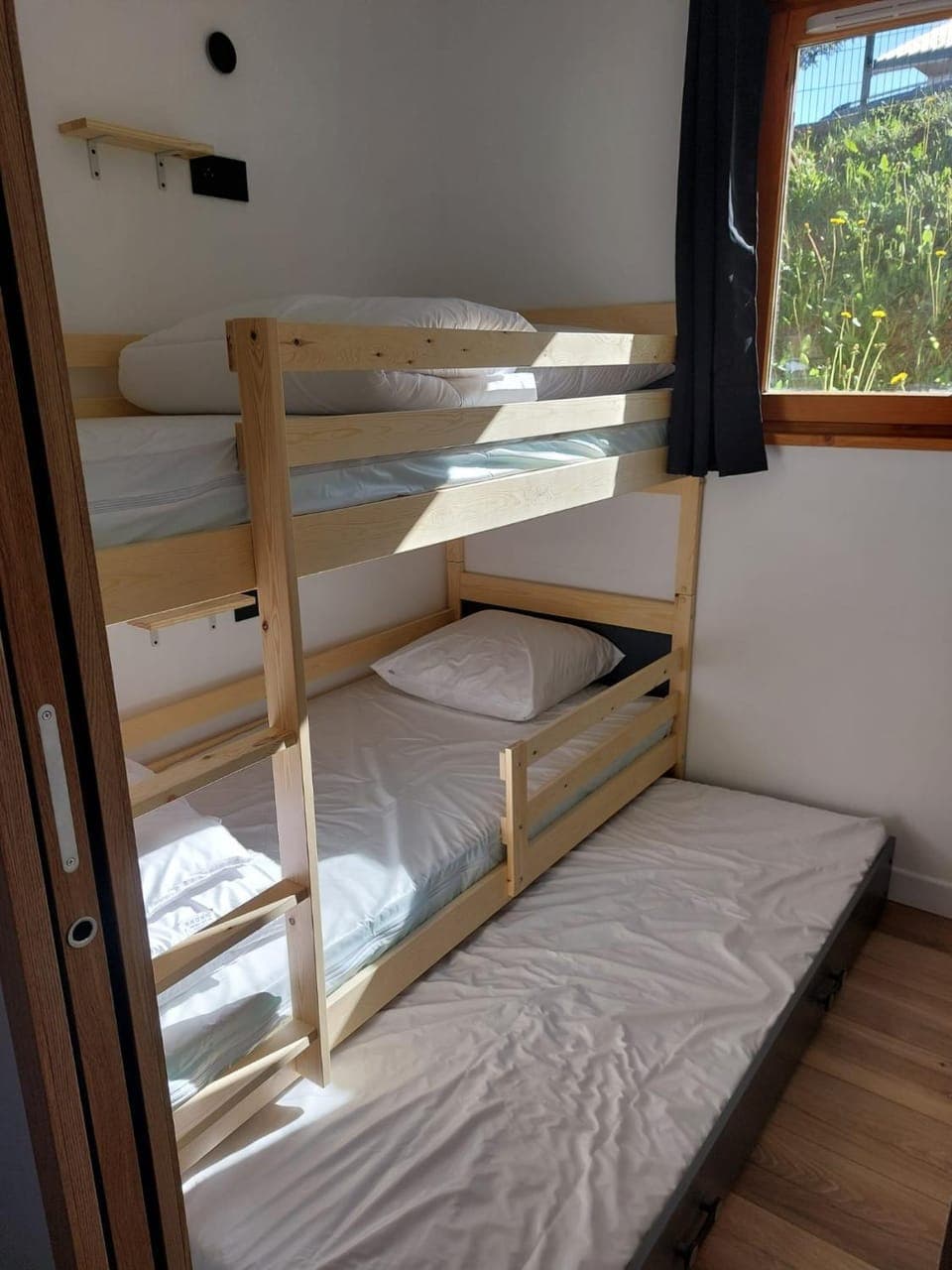 Bed, Photo of the whole room, bunk bed