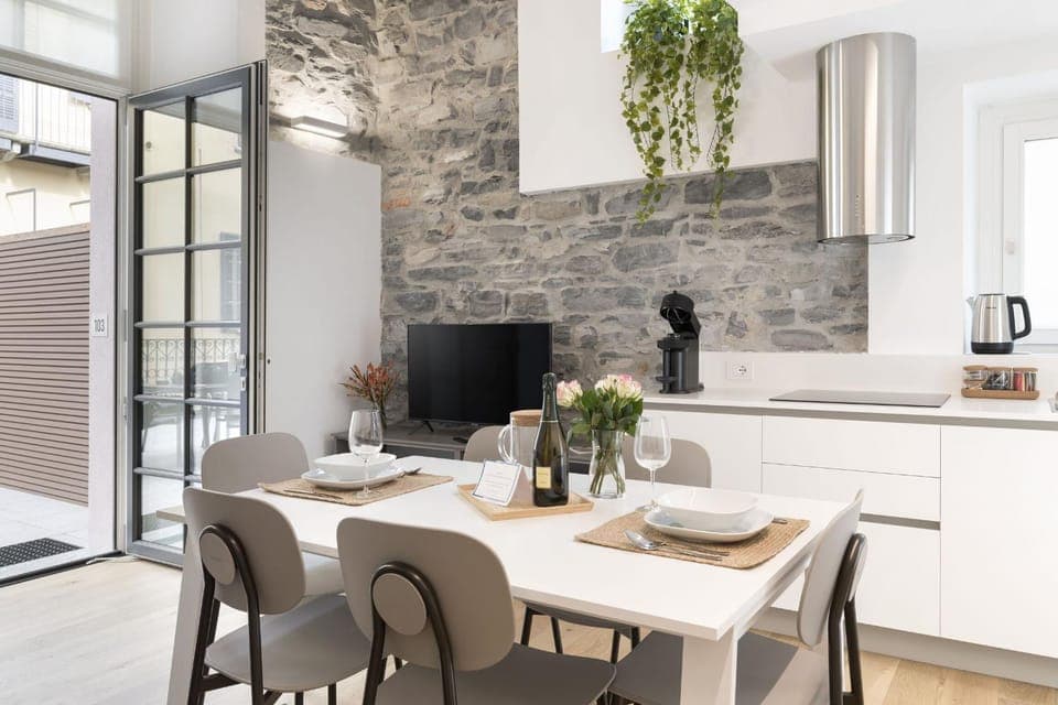 Kitchen or kitchenette, Dining area