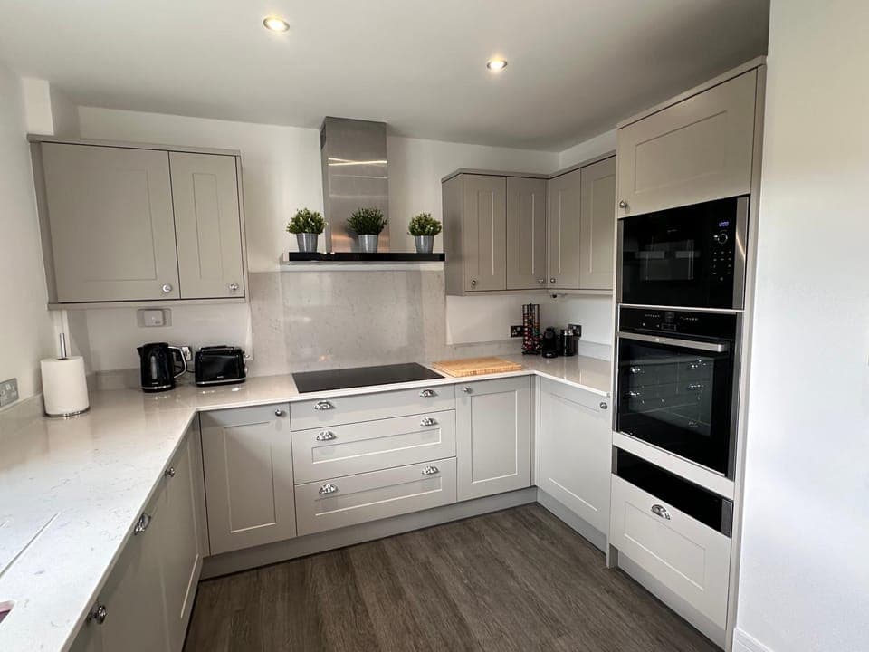 Coffee/tea facilities, Kitchen or kitchenette, dishwasher, oven, stove, toaster