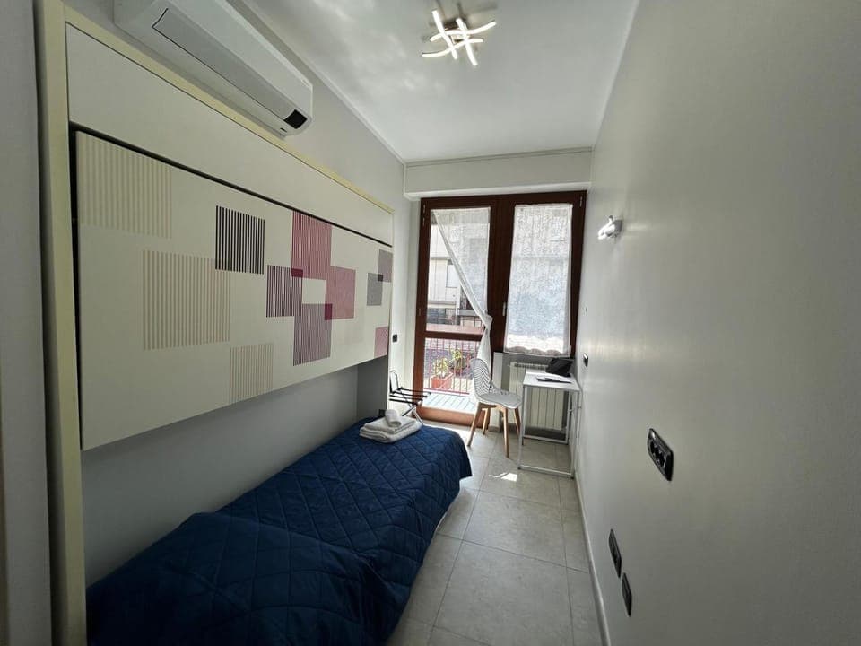 Seating area, Bedroom, towels, air conditioner