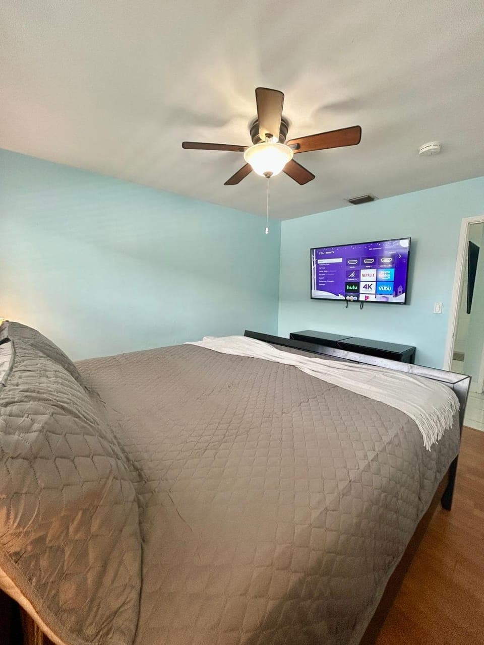 Bed, TV and multimedia, Bedroom