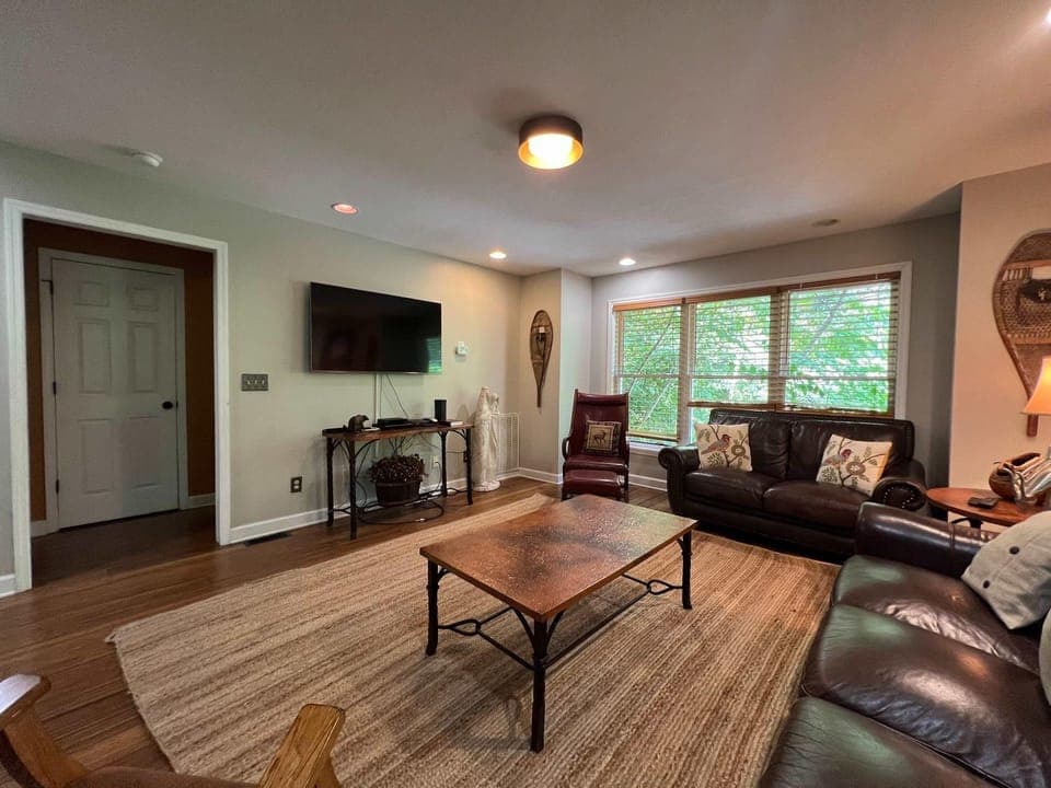 Secluded Cabin for 10 in Chalet Village and Hot Tub Cabin in Gatlinburg
