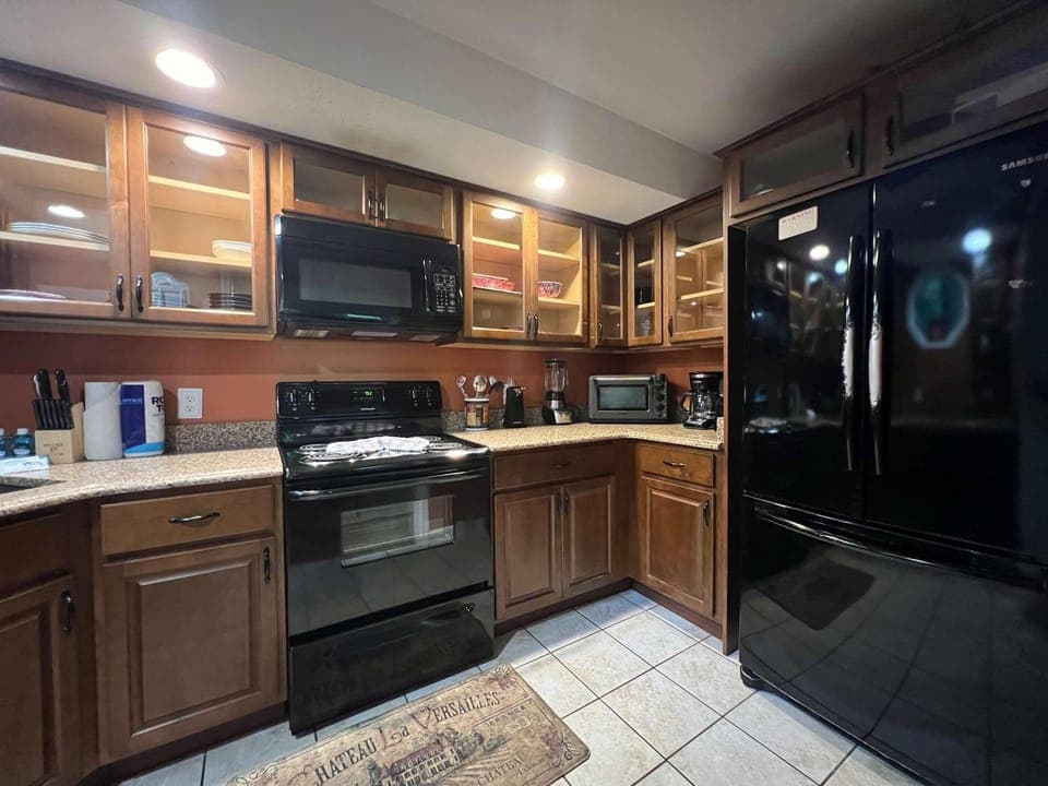 Secluded Cabin for 10 in Chalet Village and Hot Tub Cabin in Gatlinburg