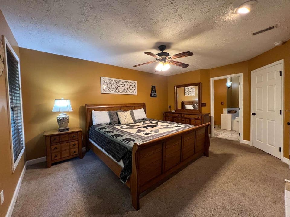 Secluded Cabin for 10 in Chalet Village and Hot Tub Cabin in Gatlinburg