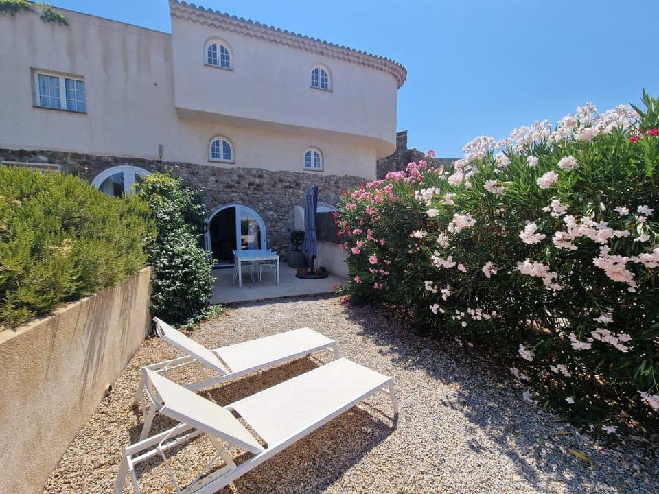 Facade/entrance, Balcony/Terrace, Dining area