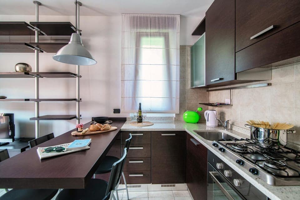 Kitchen or kitchenette, Dining area, oven, stove