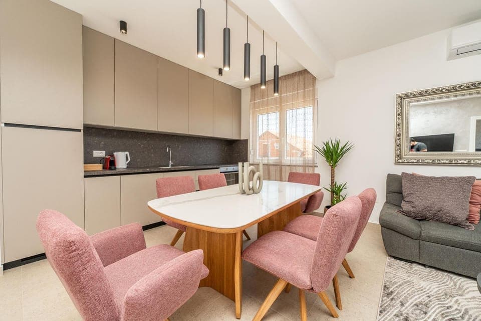 Kitchen or kitchenette, Dining area