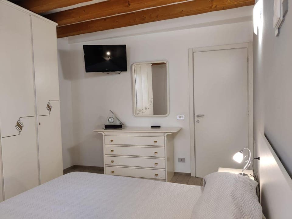 Bed, TV and multimedia, Bedroom, wardrobe