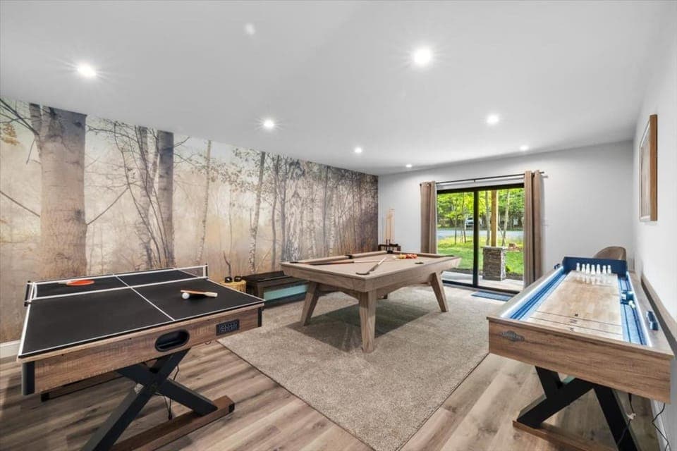 Pickleball & Basketball Court Hot Tub Luxury House in Tunkhannock Township