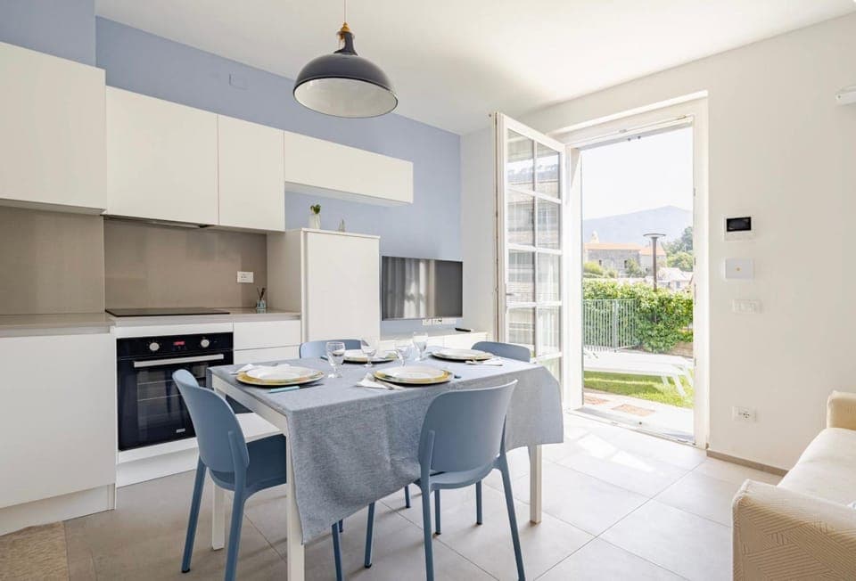 View (from property/room), Kitchen or kitchenette, Dining area, Garden view, Lunch, Inner courtyard view, dishwasher, oven, stove