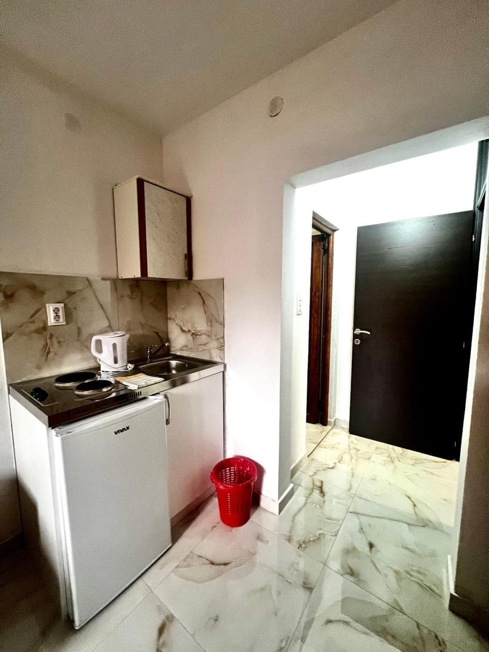 Coffee/tea facilities, Kitchen or kitchenette, stove
