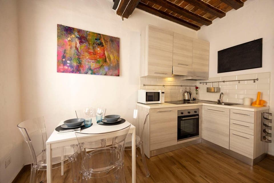 TV and multimedia, Coffee/tea facilities, Kitchen or kitchenette, Dining area, oven, stove