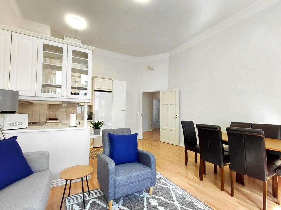 Kitchen or kitchenette, Seating area, Dining area