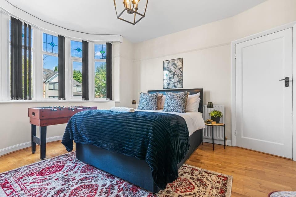 Photo of the whole room, Bedroom