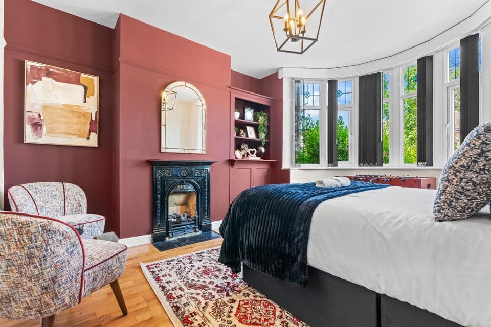 Bed, Photo of the whole room, Seating area, Bedroom