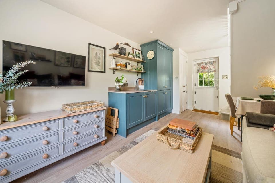 TV and multimedia, Kitchen or kitchenette, Living room, Seating area