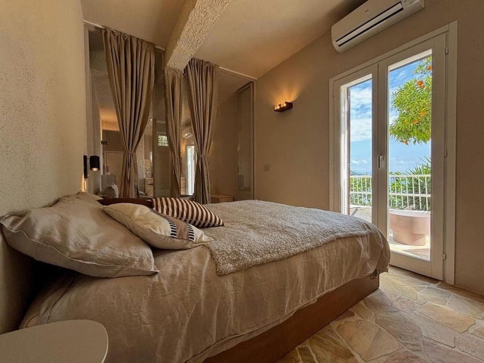 Bed, Photo of the whole room, Bedroom, air conditioner