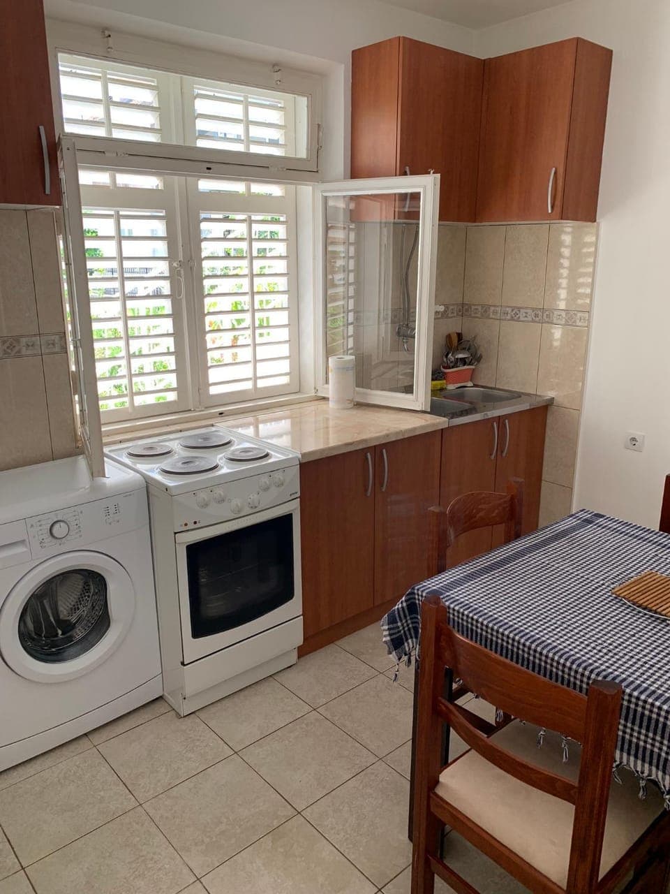 Kitchen or kitchenette, Dining area