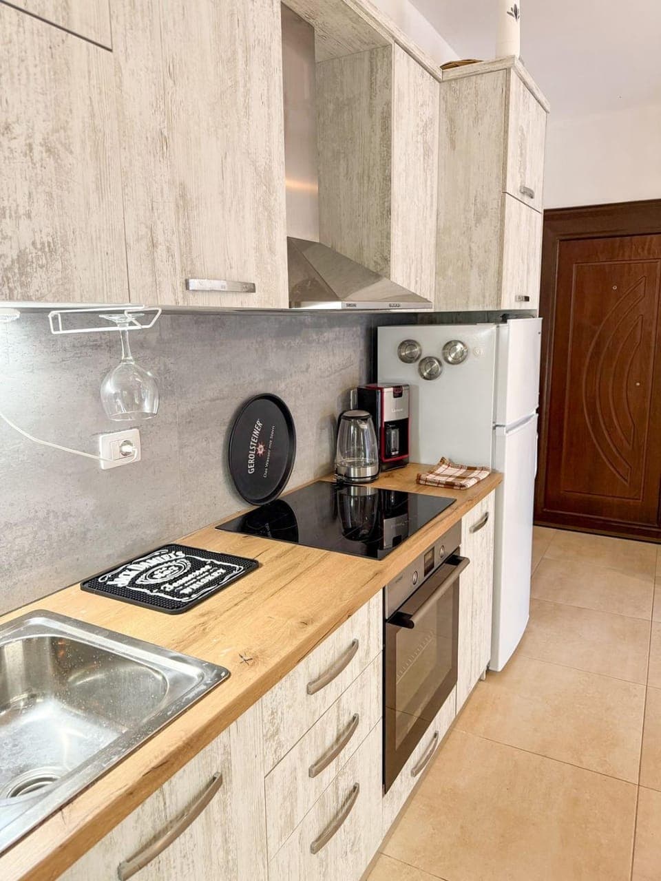 Coffee/tea facilities, oven, stove