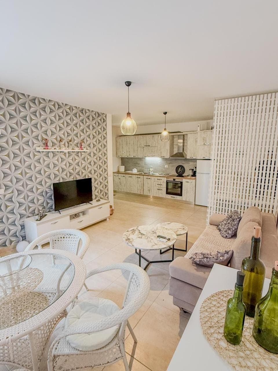 TV and multimedia, Kitchen or kitchenette, Living room, Seating area, Dining area, stove