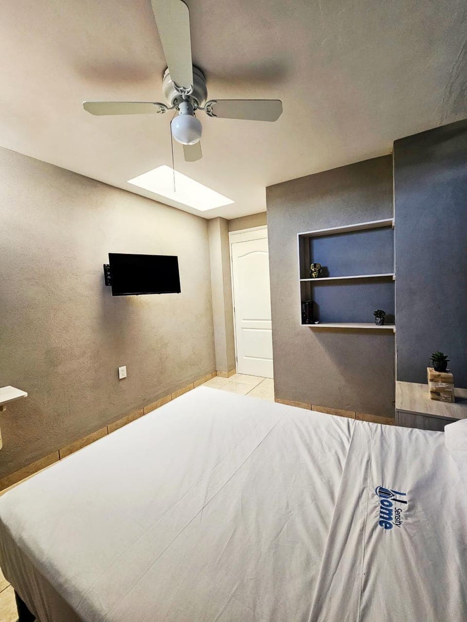 Bed, TV and multimedia, Photo of the whole room, Bedroom