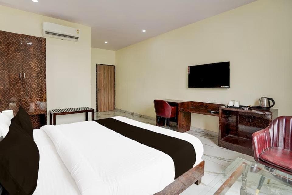 Bed, TV and multimedia, Photo of the whole room, Seating area, Bedroom, air conditioner