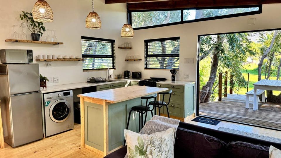 Kitchen or kitchenette, Dining area, Garden view, oven, toaster, washing machine