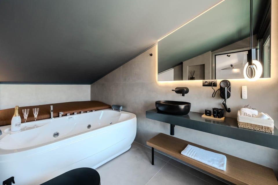 Hot Tub, Bathroom, Photo of the whole room, Bedroom, Bath