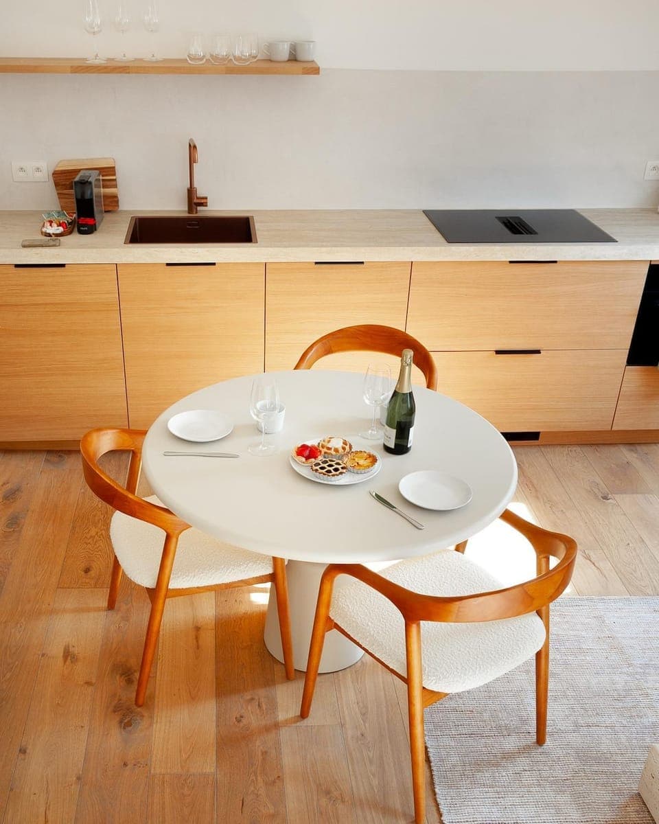 Kitchen or kitchenette, Dining area