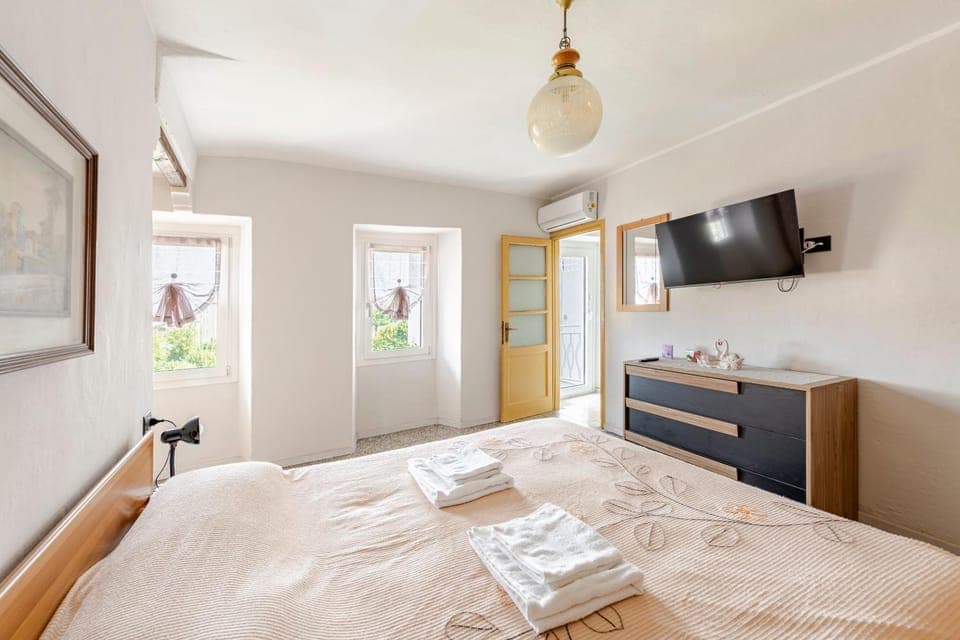 Bed, TV and multimedia, Photo of the whole room, Bedroom, towels