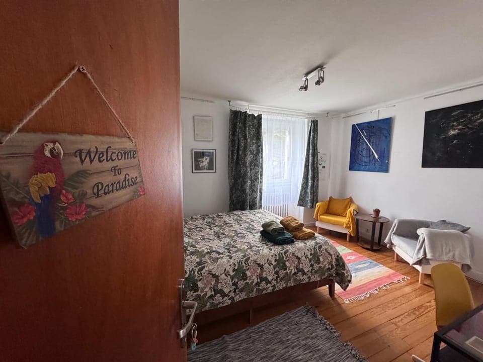 Bed, Seating area, Bedroom