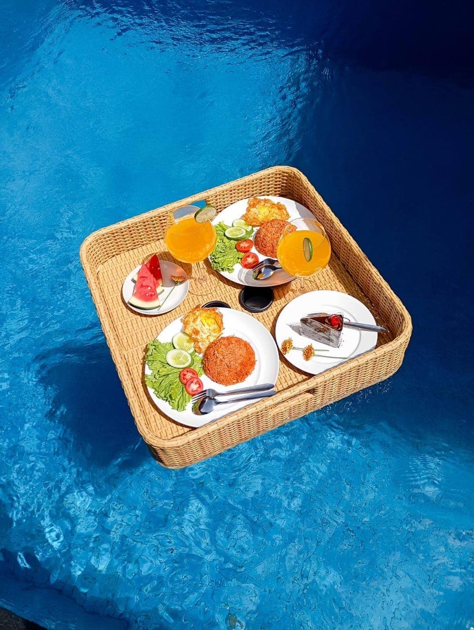 Swimming pool, Breakfast