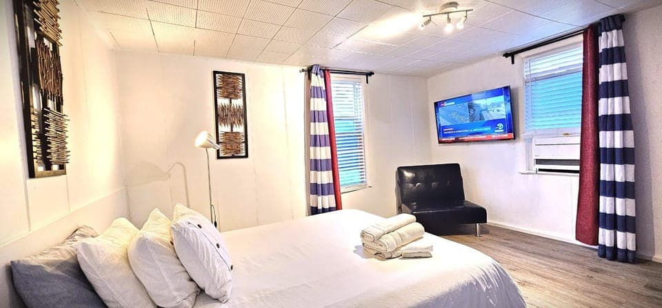 Bed, TV and multimedia, Bedroom