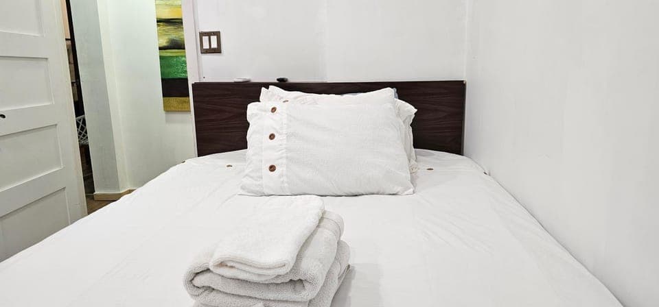 Bed, Bedroom, towels