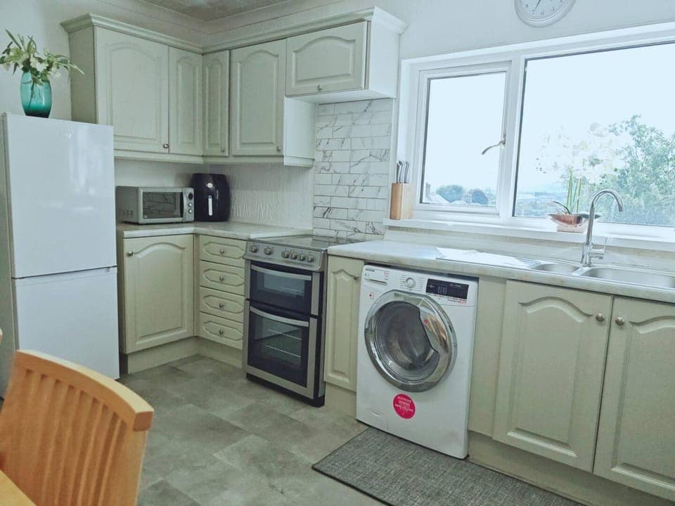 Kitchen or kitchenette, oven, stove, washing machine