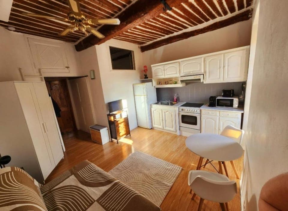 Kitchen or kitchenette, oven, stove