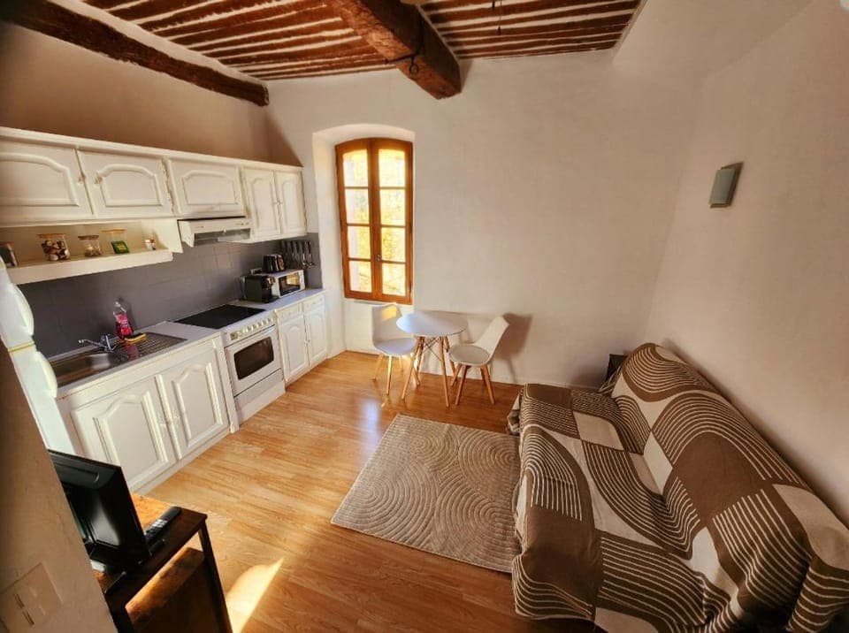 Kitchen or kitchenette, Living room, stove