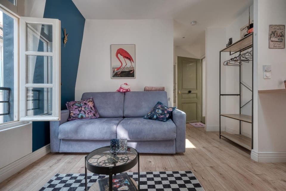 Bed, Living room, Photo of the whole room, Seating area, Bedroom